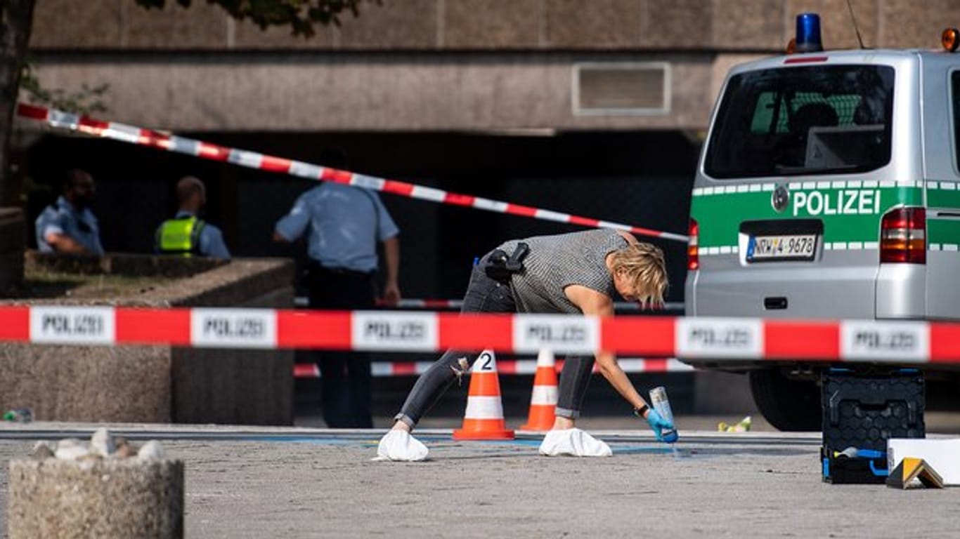 Polizisten sichern auf dem Ebertplatz Spuren.