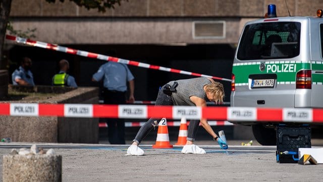 Polizisten sichern auf dem Ebertplatz Spuren.