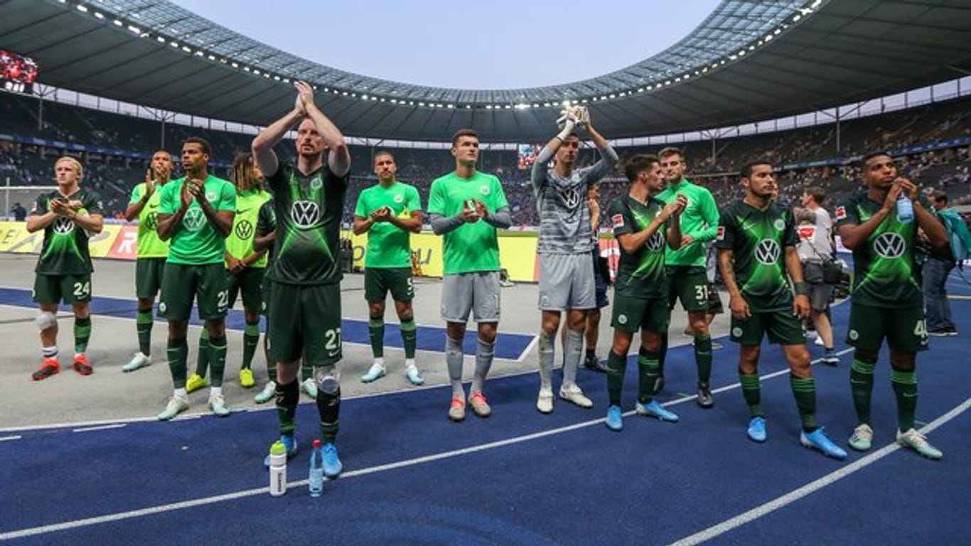 Die Wolfsburg-Profi feiern mit ihren Fans den Auswärtssieg in Berlin.