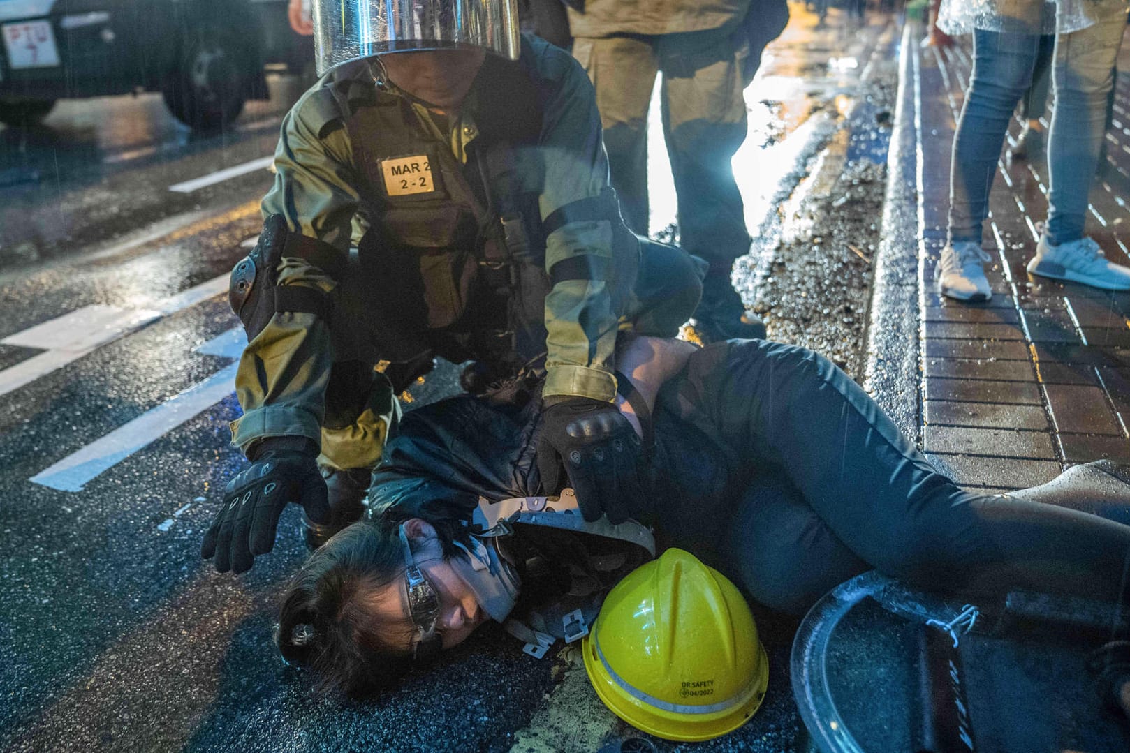 Hongkong: Eine Demonstrantin wird während eines Protests von einem Polizisten festgehalten. Bei Protesten in Hongkong ist es erneut zu schweren Zusammenstößen zwischen Polizei und Demonstranten gekommen.
