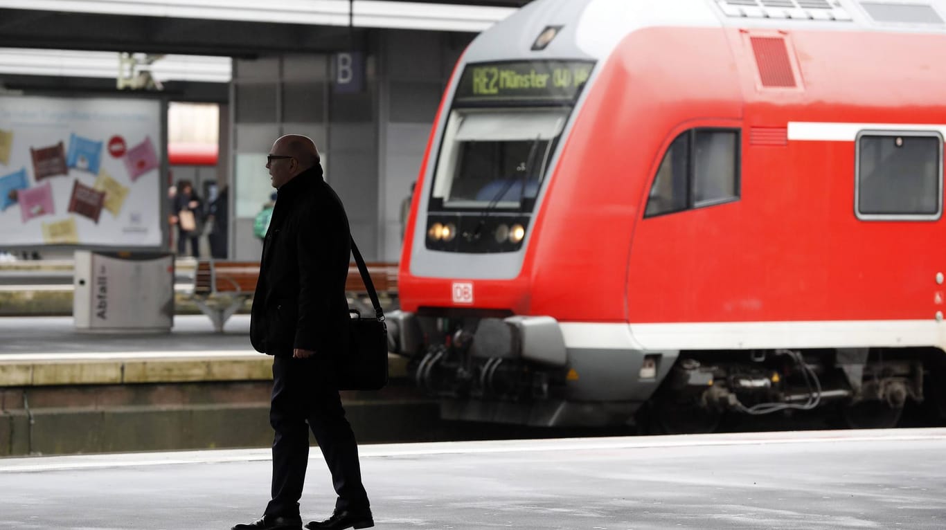 Ein Mann steht am Gleis des Hauptbahnhofs Essen. Die Bahnen zwischen Essen und Düsseldorf fahren wieder.