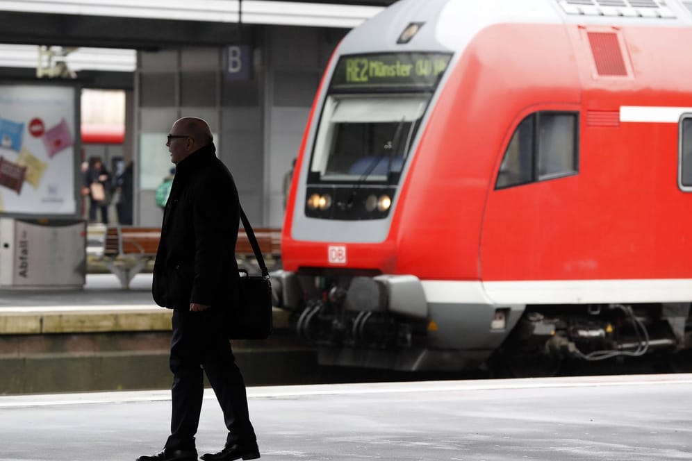 Ein Mann steht am Gleis des Hauptbahnhofs Essen. Die Bahnen zwischen Essen und Düsseldorf fahren wieder.