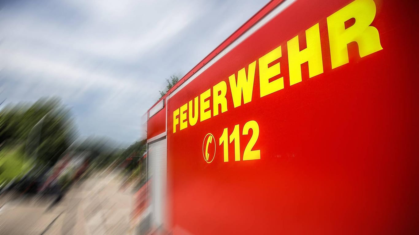 Feuerwehrauto: In Nürnberg rettete sich ein Jugendlicher mit einem Sprung aus dem zweiten Stock vor einem ausgebrochenen Feuer. (Symbolbild)