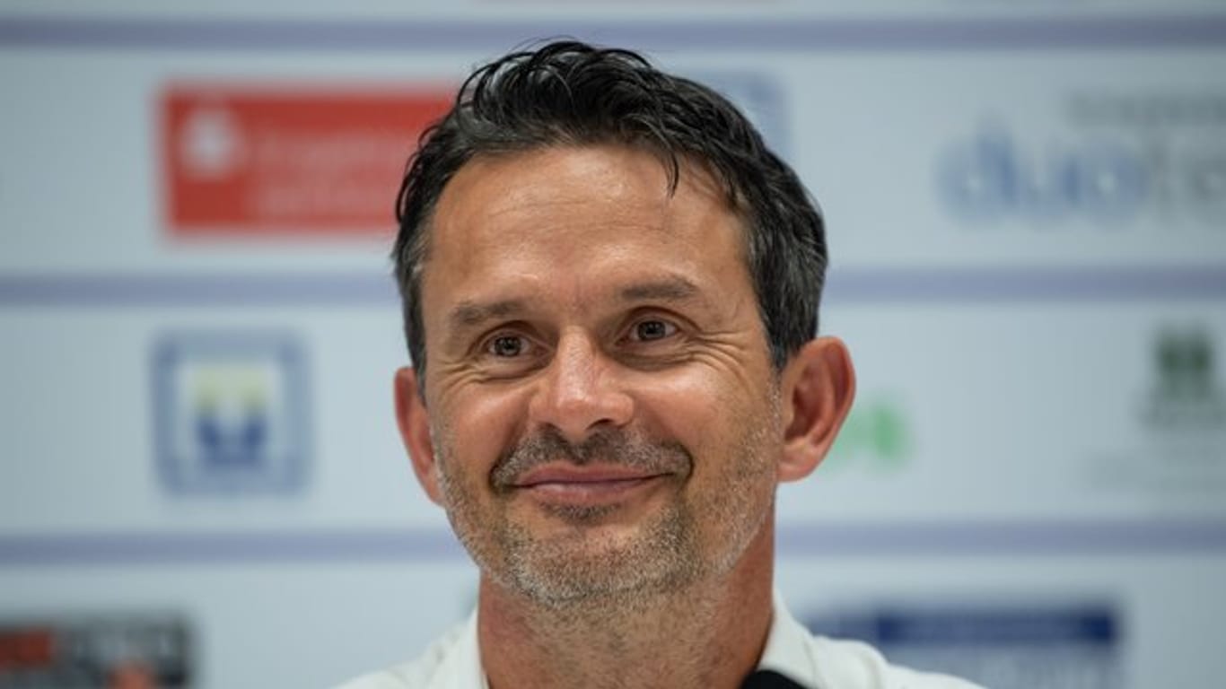 Der neue Trainer vom FC Erzgebirge Aue: Dir Schuster lächelt bei seiner Vorstellung.