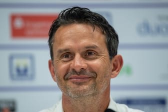 Der neue Trainer vom FC Erzgebirge Aue: Dir Schuster lächelt bei seiner Vorstellung.