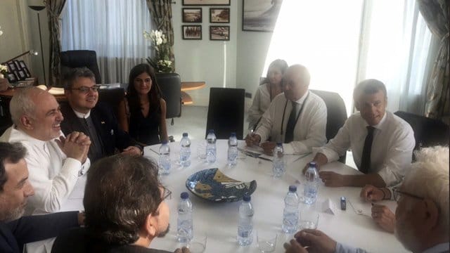 Irans Außenminister Mohammad Dschawad Sarif (l) beim Treffen in Biarritz mit Frankreichs Präsident Emmanuel Macron (r).