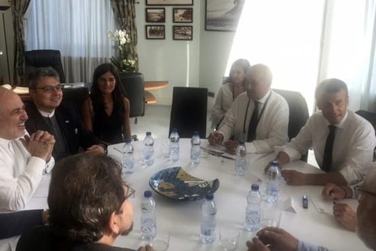 Irans Außenminister Mohammad Dschawad Sarif (l) beim Treffen in Biarritz mit Frankreichs Präsident Emmanuel Macron (r).