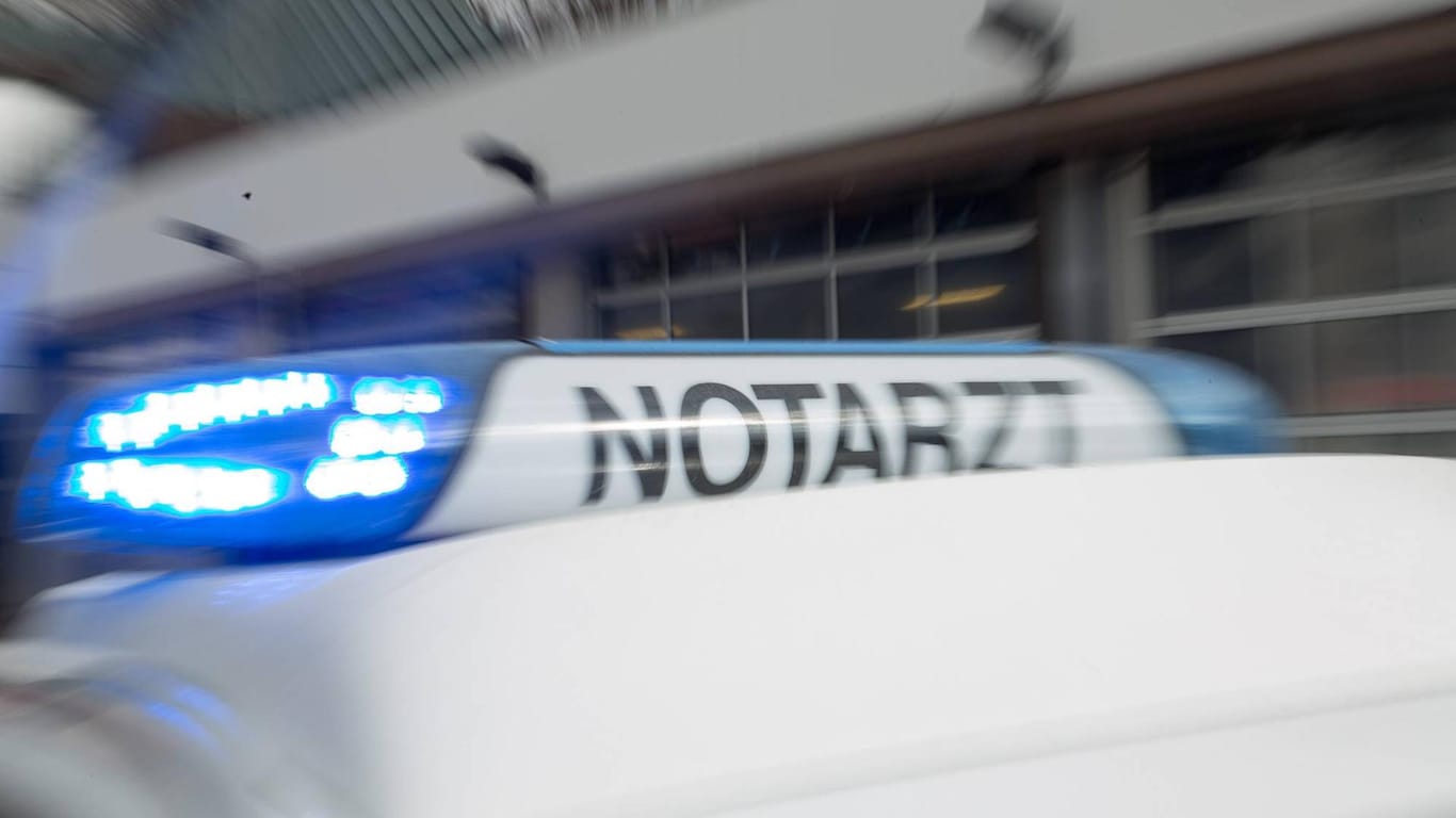 Einsatzfahrzeug mit eingeschaltetem Blaulicht: In Hagen sind zwei Jugendliche bei einem Motorradunfall verletzt worden.