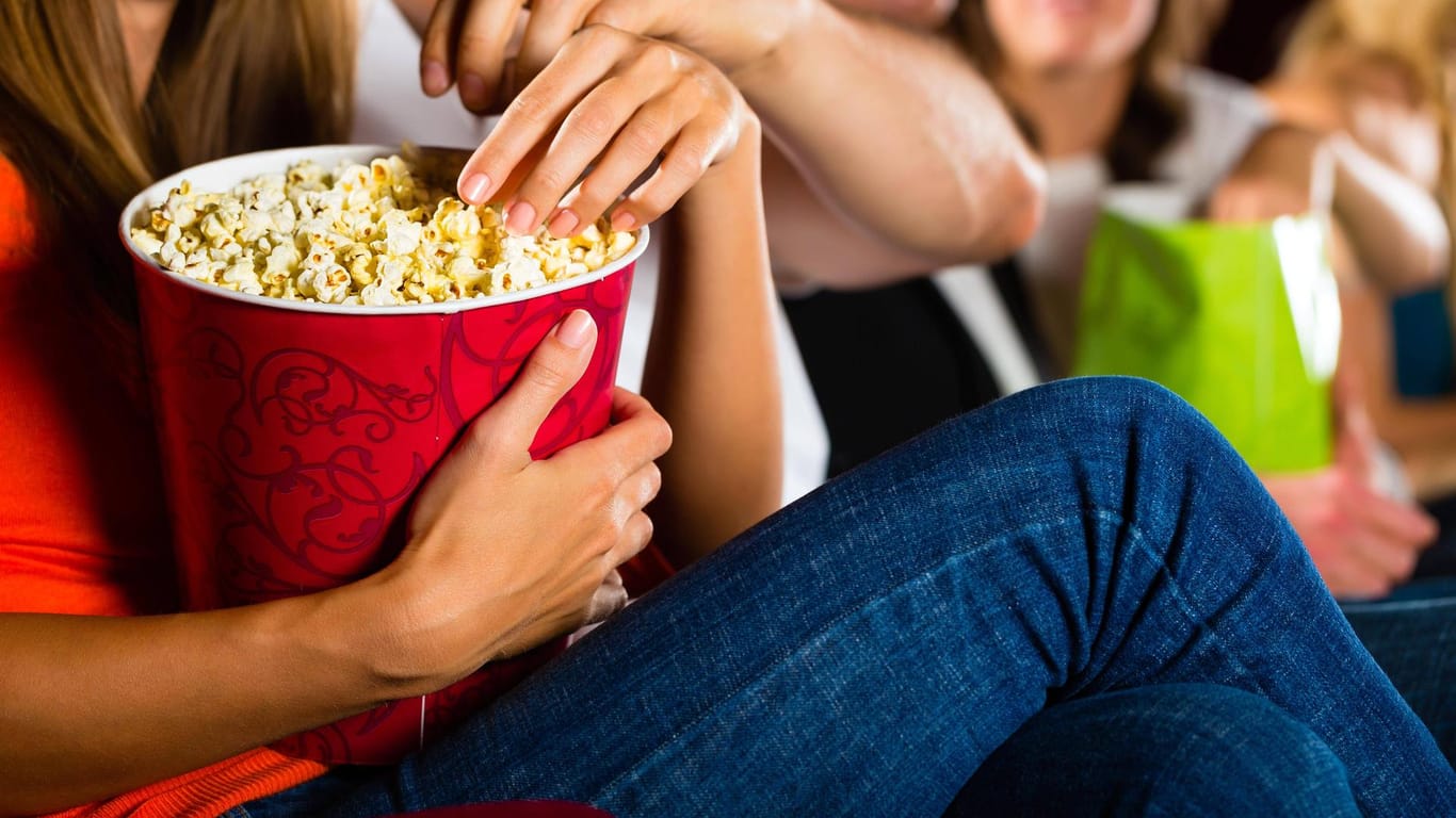Ein Eimer Popcorn: Gerade im Kino darf Popcorn nicht fehlen.