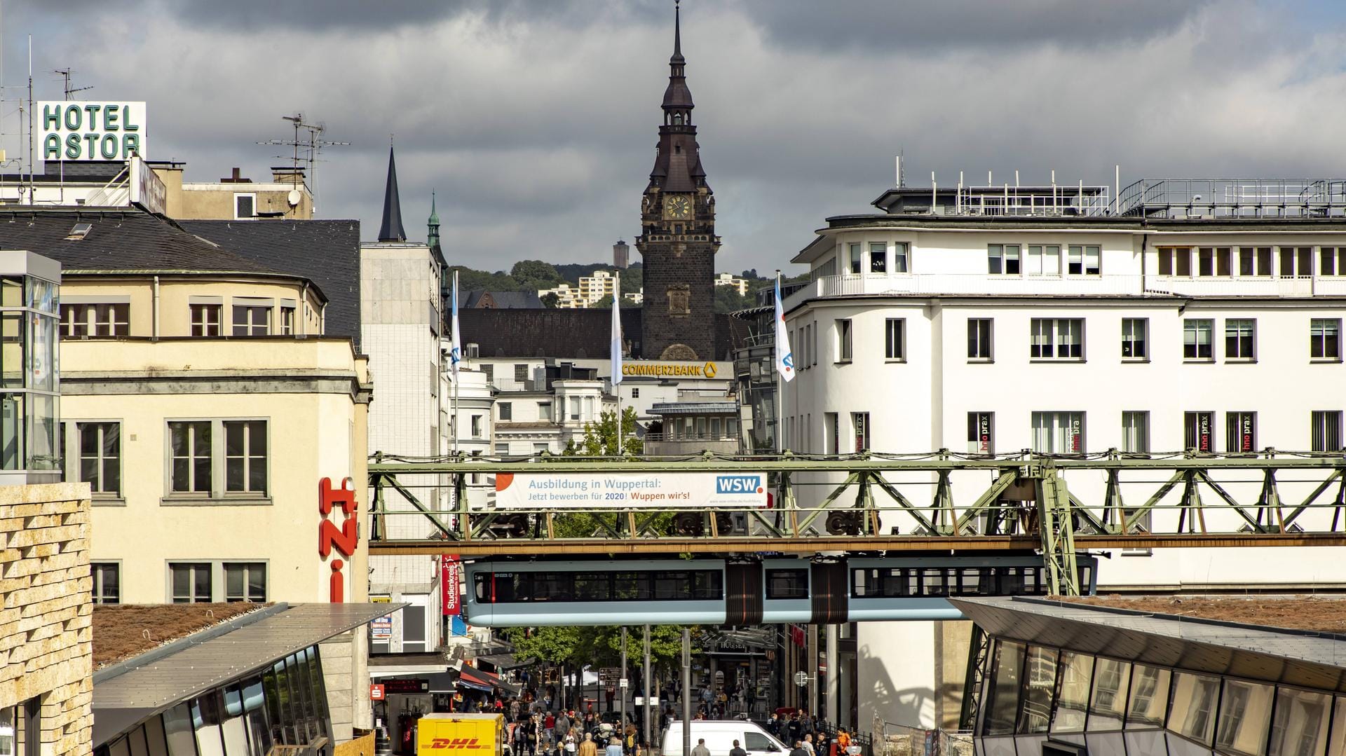 Die Wuppertaler Schwebebahn in der Stadtkulisse: Die Stadt verzeichnet immer mehr Gäste und Übernachtungen. Die Wuppertaler Schwebebahn in der Stadtkulisse: Die Stadt verzeichnet immer mehr Gäste und Übernachtungen.