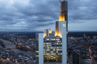 Zentrale der Commerzbank nach Sonnenuntergang: Das Bruttoinlandsprodukt schrumpfte im Frühjahr um 0,1 Prozent.