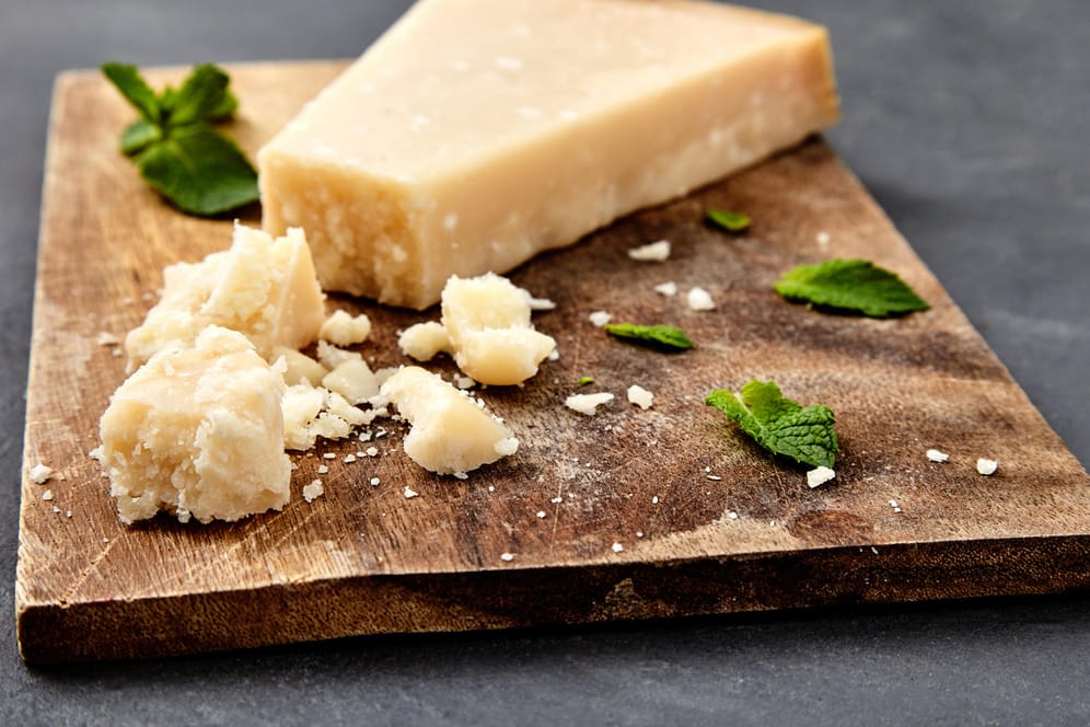 Parmesan angerichtet auf einem Holzbrett: Damit ein Käse sich "Parmigiano Reggiano" nennen darf, muss er laut EU-Verordnungen eine Reihe von Auflagen erfüllen.
