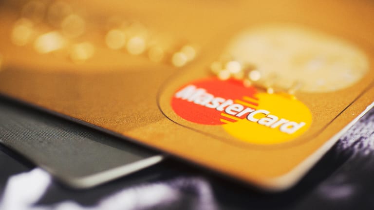 Eine Kreditkarte mit der Aufschrift "MasterCard": Kunden des Anbieters sind von einem Datenleck betroffen.