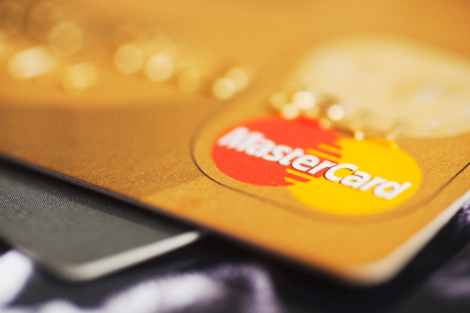 Eine Kreditkarte mit der Aufschrift "MasterCard": Kunden des Anbieters sind von einem Datenleck betroffen.