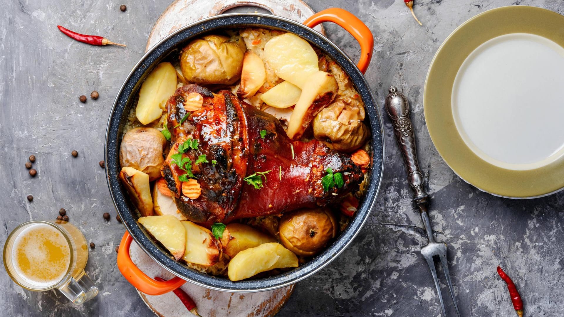 Haxe mit Sauerkraut und Kartoffeln: Die deutsche Küche ist beliebt für seine Spezialitäten.