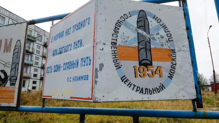 "Staatliches zentrales Marine-Testgelände"-Schild in Nyonoksa: Den Bewohnern des Ortes wurde nach der Explosion empfohlen ihren Wohnort zu verlassen.