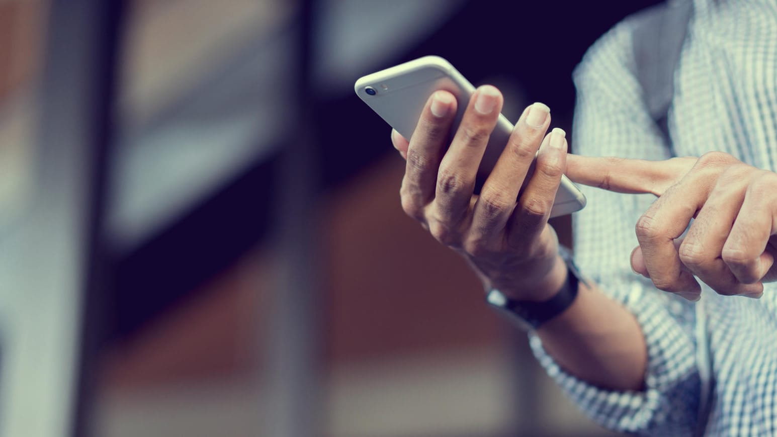 Ein Mann mit einem Smartphone: Vodafone bietet einen neuen Handy-Tarif an. Ein Mann mit einem Smartphone: Vodafone bietet einen neuen Handy-Tarif an.