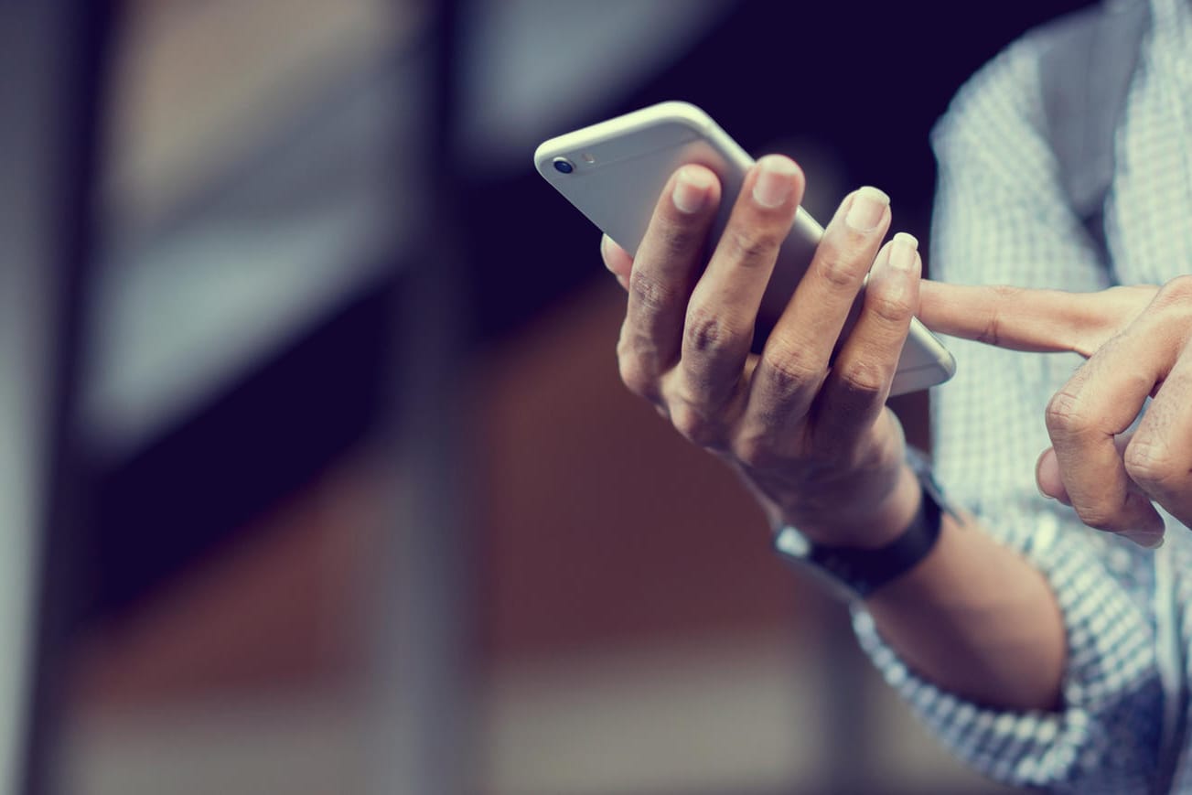 Ein Mann mit einem Smartphone: Vodafone bietet einen neuen Handy-Tarif an.