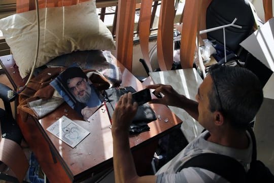 Ein Journalist macht Fotos von den Schäden in einem Medienbüro der Hisbollah-Miliz, wo eine israelische Drohne abgestürzt ist.