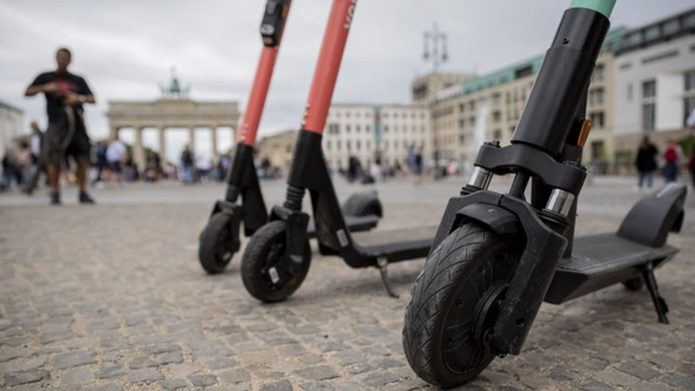 Kommunen und Anbieter wollen für E-Scooter eine Funktion, die die Geschwindigkeit automatisch drosseln kann, sobald man damit in bestimmte Bereiche fährt.