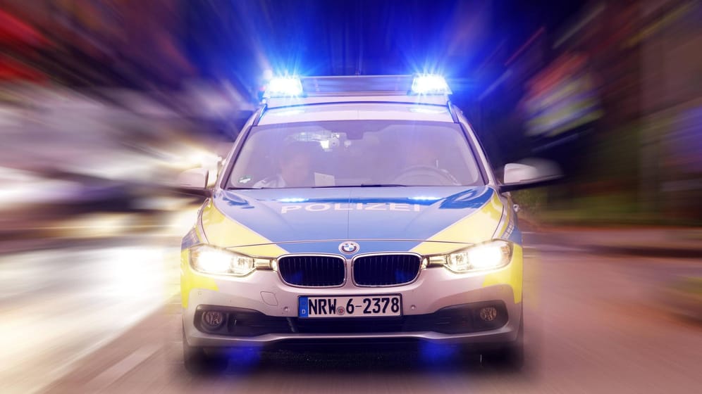 Ein Auto der Polizei Köln im Einsatz (Symbolbild): Die Beamten suchen einen Mann, der eine Joggerin angegriffen hat.