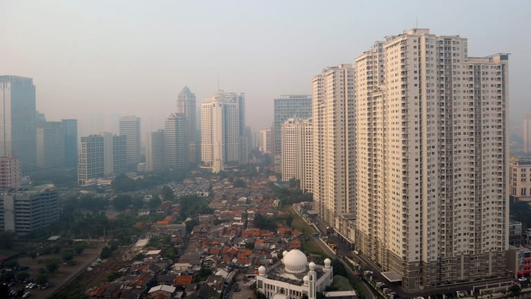 Die derzeitige indonesische Hauptstadt Jakarta: Bis 2024 sollen Regierung und Parlament auf die Nachbarinsel Borneo umziehen.