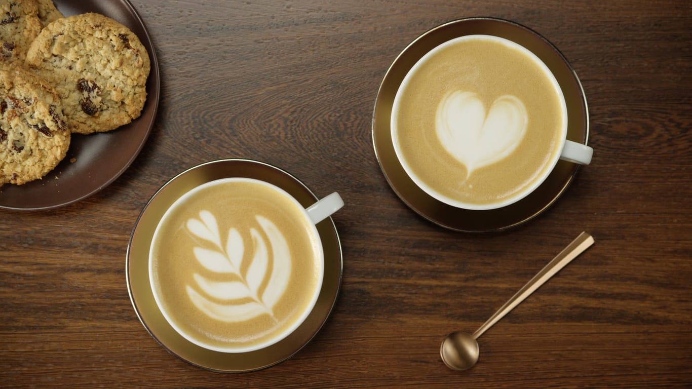 Eine Tasse Milchkaffee: Für viele ist sie Sinnbild für den kleinen Genuss, den man sich zwischendurch gönnt. Mit "Latte Art", der Kunst des Zeichnens im Milchschaum, wird die kleine Auszeit noch schöner.