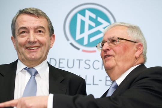 Gegen Theo Zwanziger (r) und Wolfgang Niersbach wird Anklage wegen Steuerhinterziehung erhoben.