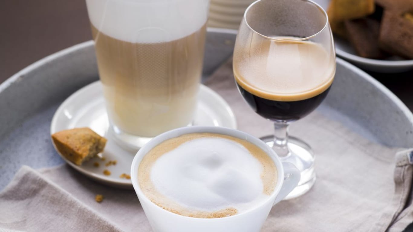 Mehr als die Hälfte der Deutschen trinken ihren Kaffee mit Milch – besonders beliebt sind Rezepturen mit Milchschaum. Ganz vorn dabei?