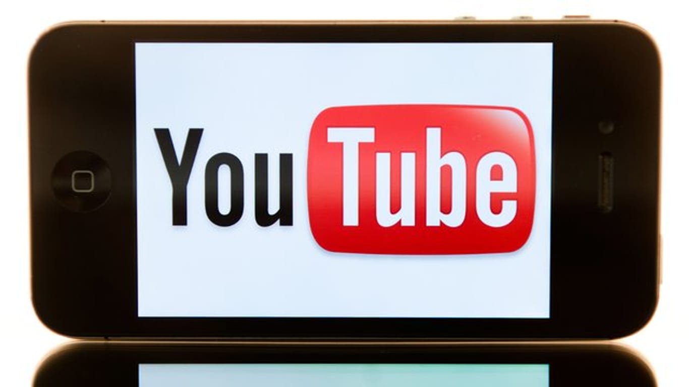 Das YouTube-Logo auf einem Smartphone: Google schaltet den YouTube Messenger ab.