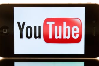 Das YouTube-Logo auf einem Smartphone: Google schaltet den YouTube Messenger ab.