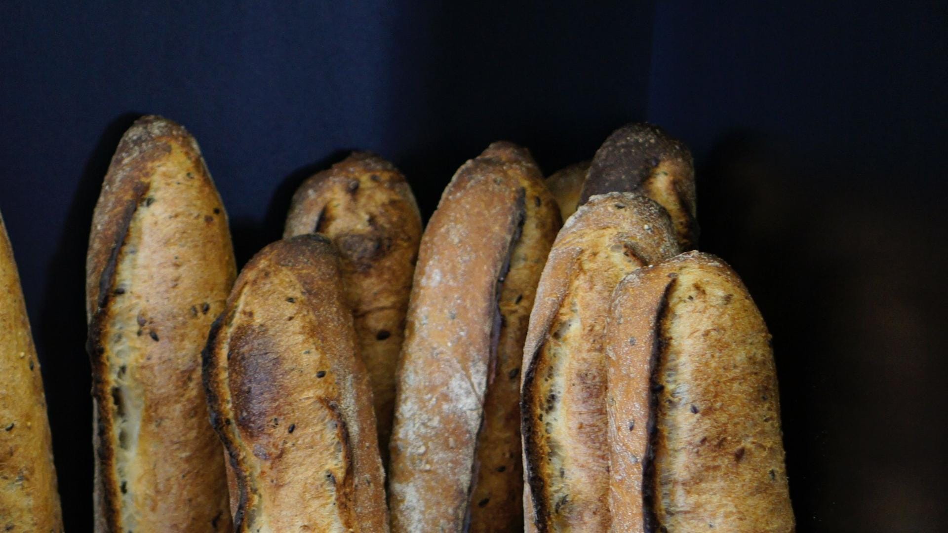 Baguettebrötchen: Ein Mann hat ein Brötchen im Ofen vergessen und damit einen Großeinsatz ausgelöst.