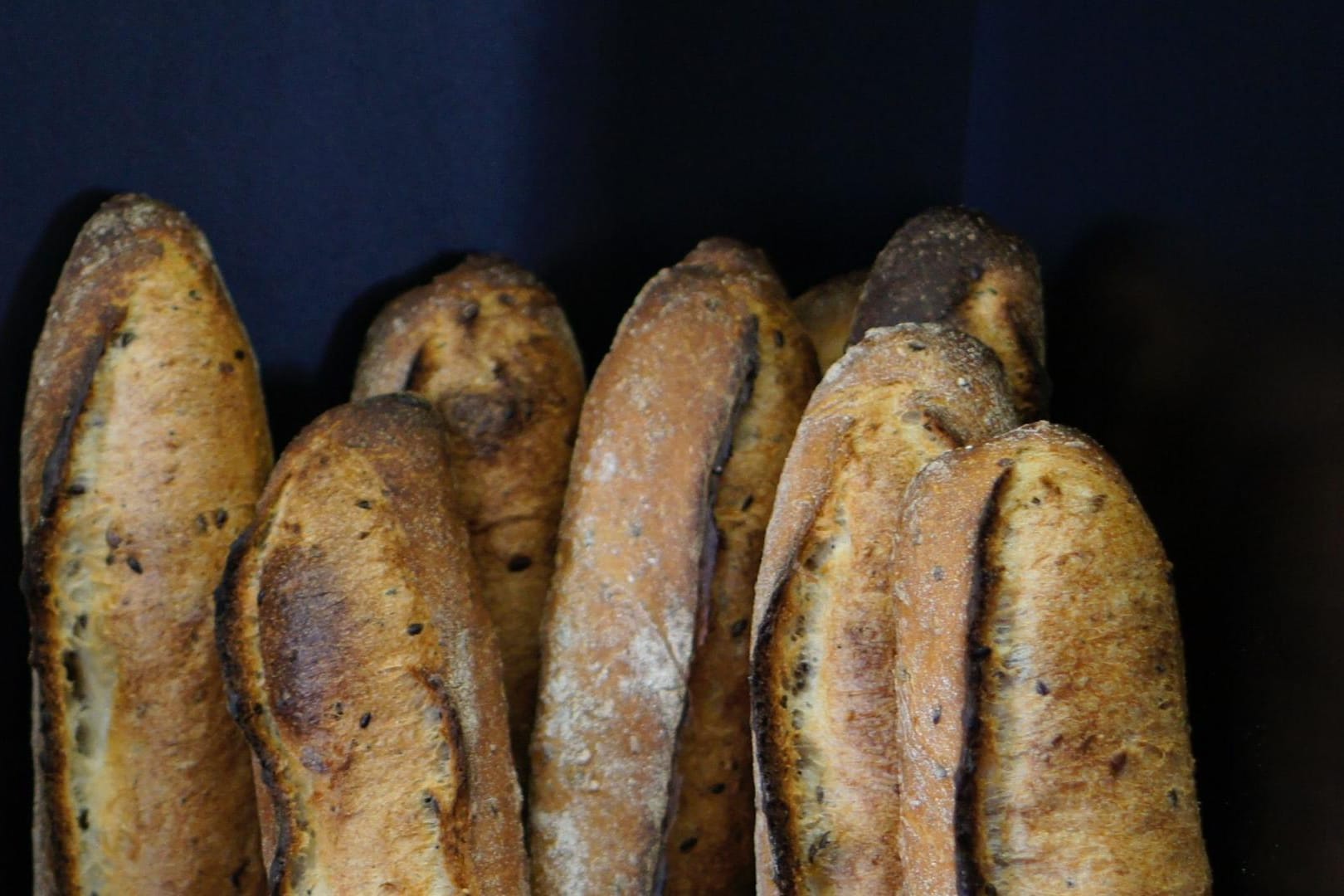 Baguettebrötchen: Ein Mann hat ein Brötchen im Ofen vergessen und damit einen Großeinsatz ausgelöst.