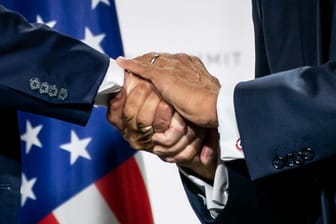 Die Hände von Donald Trump und Emmanuel Macron während der Abschlusspressekonferenz des Gipfels.