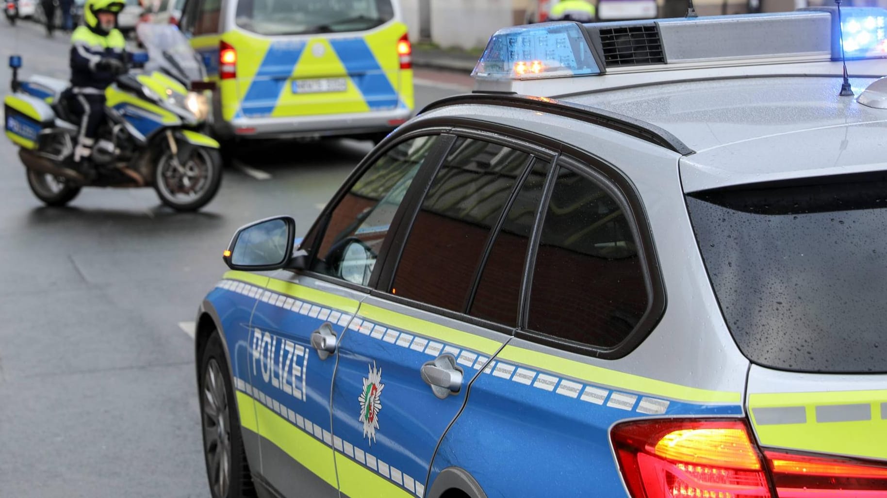 Polizeieinsatz: Ein Lieferfahrer wurde in seinem Kühlwagen eingesperrt. (Symbolbild) Polizeieinsatz: Ein Lieferfahrer wurde in seinem Kühlwagen eingesperrt. (Symbolbild)