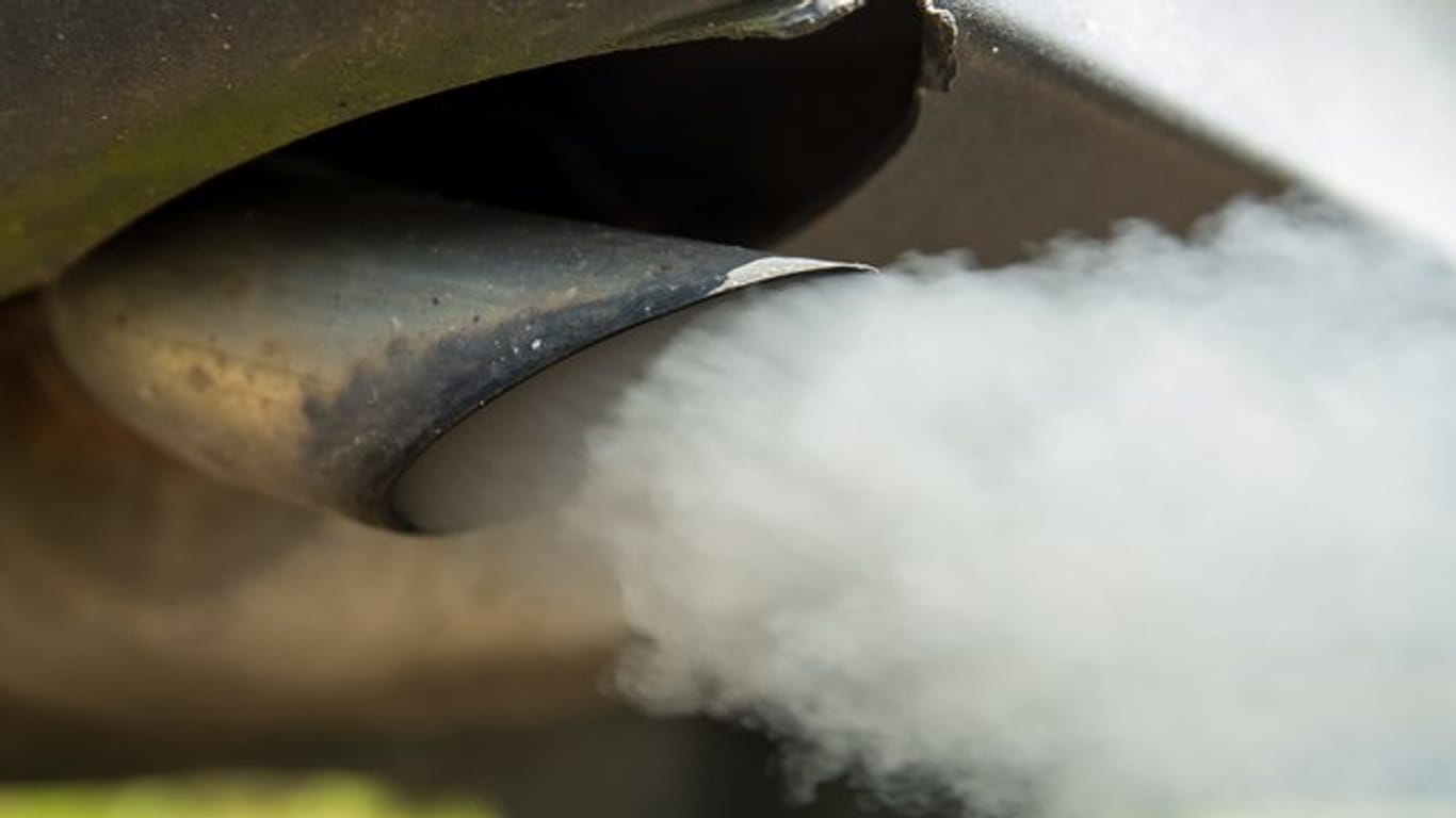 Einem Fahrverbot für Fahrzeuge, die Schadstoffgrenzwerte überschreiten, stimmt fast die Mehrheit der Befragten zu.