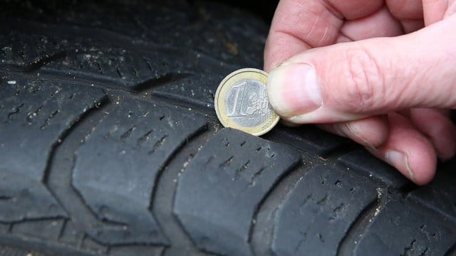 Entspricht die Reifenprofiltiefe nur noch oder weniger als den gesetzlich vorgeschriebenen 1,6 Millimetern, kann es auf nassen Straßen gefährlich werden. Entspricht die Reifenprofiltiefe nur noch oder weniger als den gesetzlich vorgeschriebenen 1,6 Millimetern, kann es auf nassen Straßen gefährlich werden.