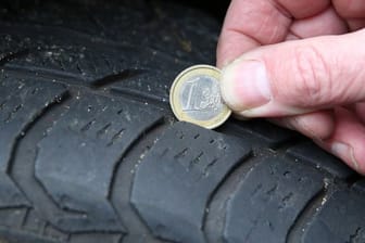 Entspricht die Reifenprofiltiefe nur noch oder weniger als den gesetzlich vorgeschriebenen 1,6 Millimetern, kann es auf nassen Straßen gefährlich werden.