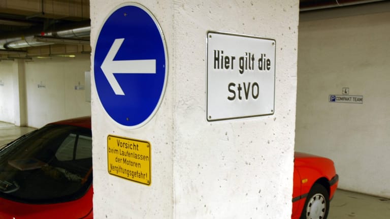 StVO-Hinweisschild in einem Parkhaus: Ist das Zeichen überhaupt nötig?