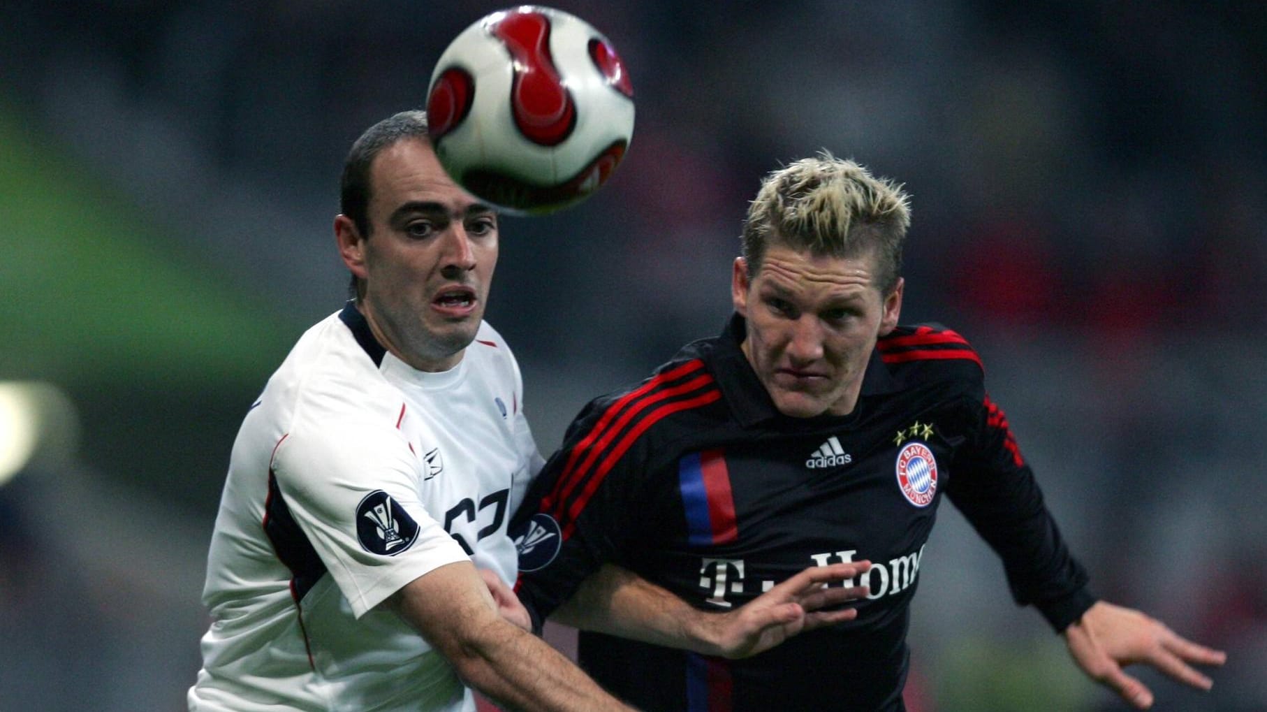 Im November 2007 trafen die Bolton Wanderers (li. Gavin McCann) auf Bastian Schweinsteiger und den FC Bayern München.