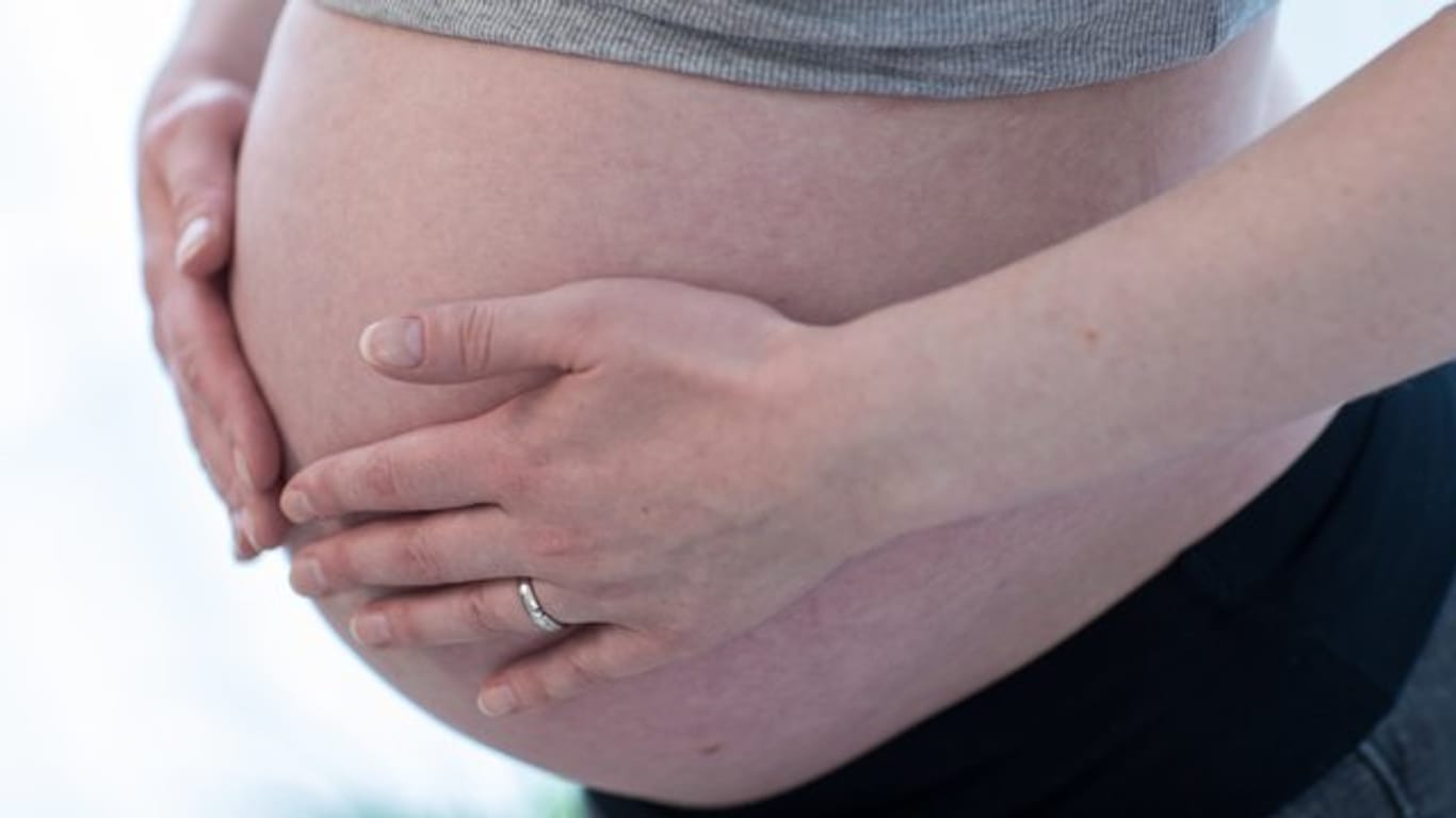 Schwangerschaftsbauch: Werdende Mütter sollten wegen hormoneller Veränderungen oft mit unliebsamen Überraschungen am ganzen Körper rechnen.