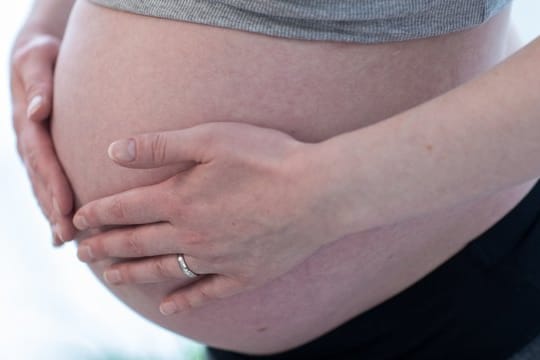 Schwangerschaftsbauch: Werdende Mütter sollten wegen hormoneller Veränderungen oft mit unliebsamen Überraschungen am ganzen Körper rechnen.