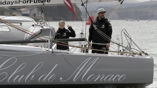 Greta Thunberg (l), winkt von Board der Hochseejacht "Malizia", neben ihr der Hamburger Skipper Boris Herrmann. Greta Thunberg (l), winkt von Board der Hochseejacht "Malizia", neben ihr der Hamburger Skipper Boris Herrmann.