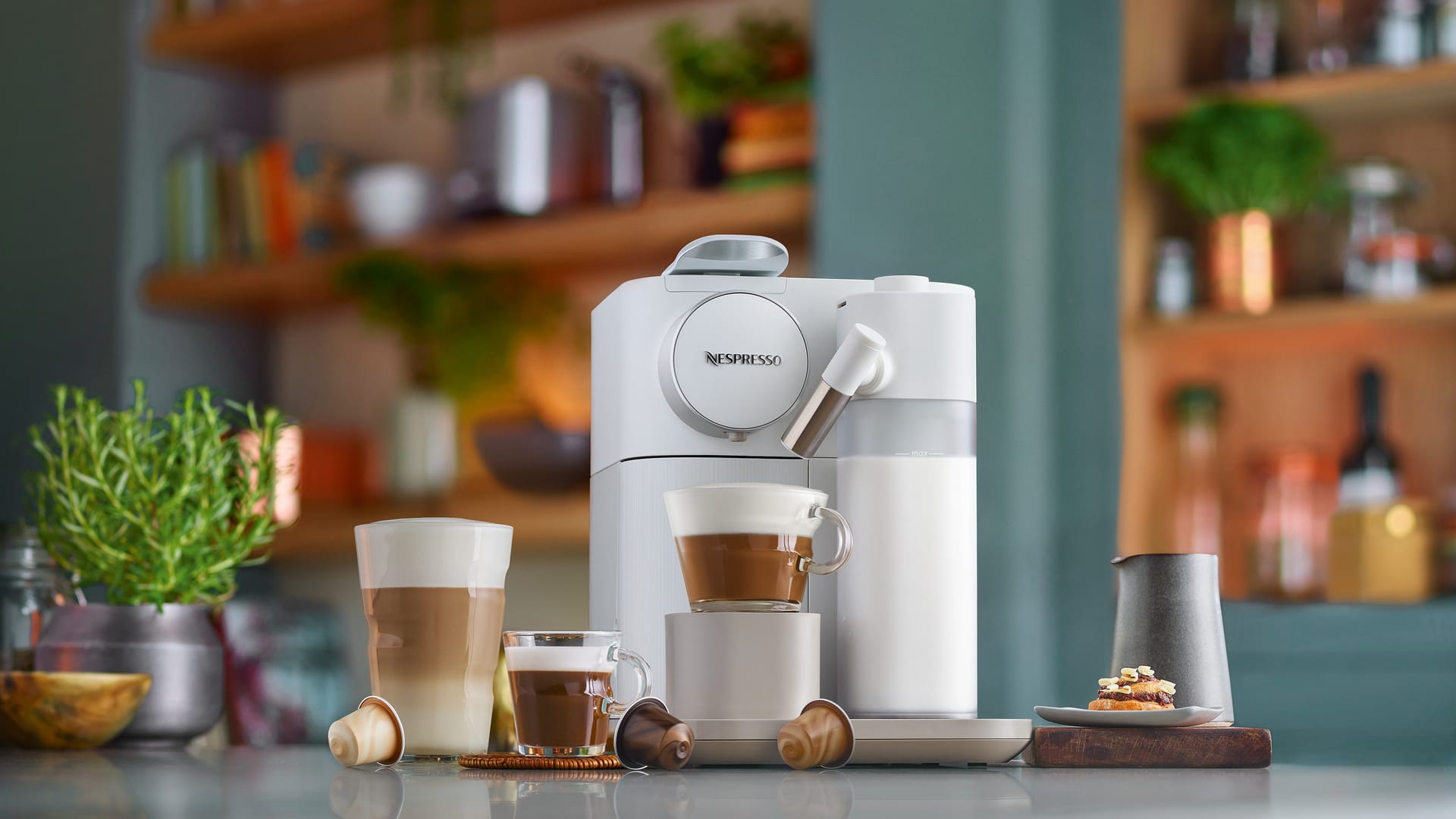 Die Gran Lattissima ist perfekt abgestimmt auf die Bedürfnisse der Liebhaber von Cappuccino, Latte Macchiato und Co. Aber auch einen Espresso oder Lungo bereitet sie auf Knopfdruck zu.