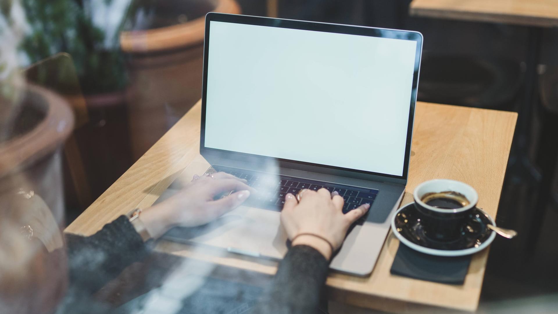 Frau am Computer: Ein Gastgeber soll mehrere Frauen mit Abführmitteln in Not gebracht haben. (Symbolbild) Frau am Computer: Ein Gastgeber soll mehrere Frauen mit Abführmitteln in Not gebracht haben. (Symbolbild)