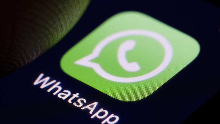 Das Logo von WhatsApp: Wer verbotene Inhalte über WhatsApp teilt, kann eine Straftat begehen.