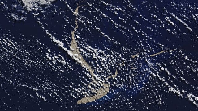 Der riesige Bimssteinteppich wurde von einem australischen Seglerpaar entdeckt. Der riesige Bimssteinteppich wurde von einem australischen Seglerpaar entdeckt.