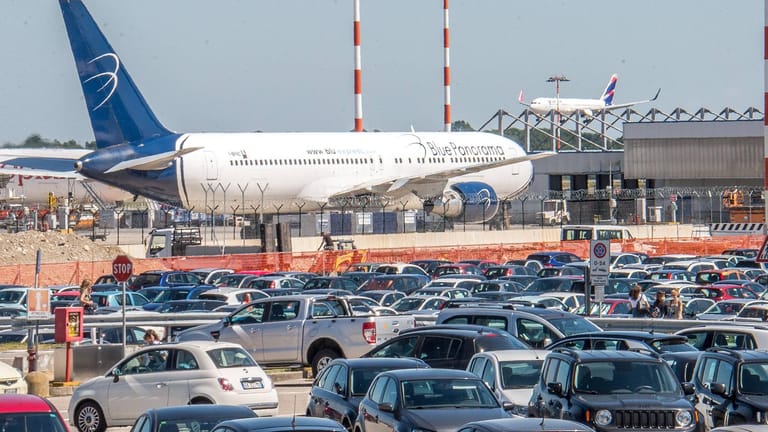 Autos vor einem Flugzeug: In einer Studie wurde untersucht, wie viele Kosten sämtliche Verkehrsmittel in Deutschland für die Allgemeinheit 2017 verursacht haben.
