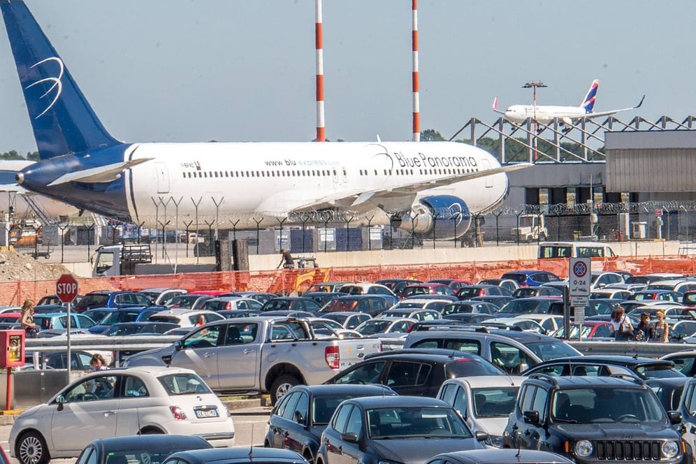 Autos vor einem Flugzeug: In einer Studie wurde untersucht, wie viele Kosten sämtliche Verkehrsmittel in Deutschland für die Allgemeinheit 2017 verursacht haben.