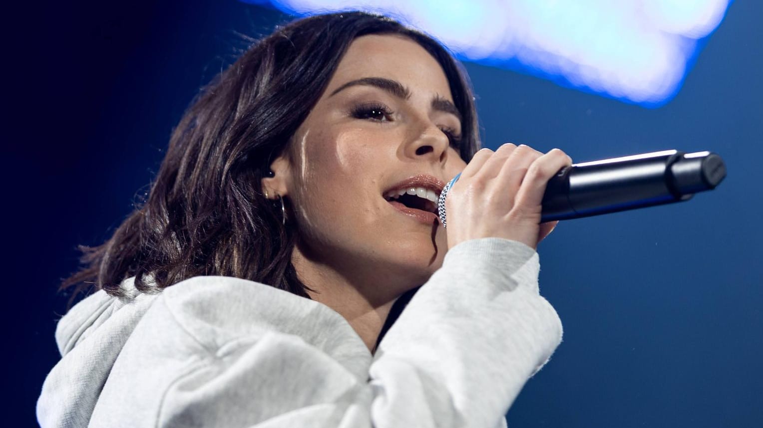 Lena Meyer-Landrut: Bei einem Konzert hat sie ein Stück vom Zahn verloren.